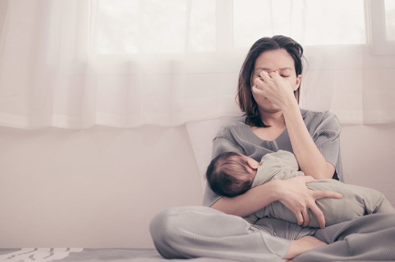 Madre cansada sufre de Disforia postparto